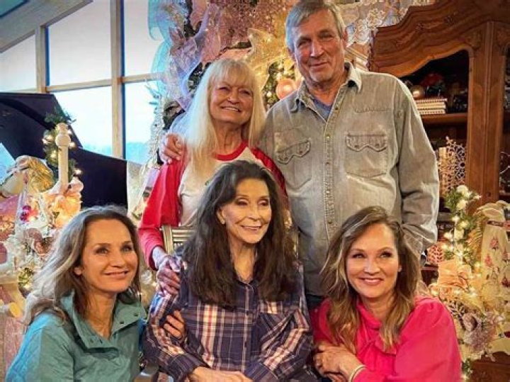 Unveiling Loretta Lynn's Enigmatic Life And Legendary Career