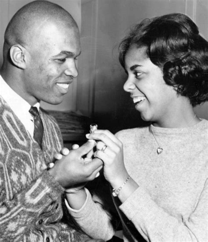 Unveiling The Untold Story Of Gale Sayers' First Wife